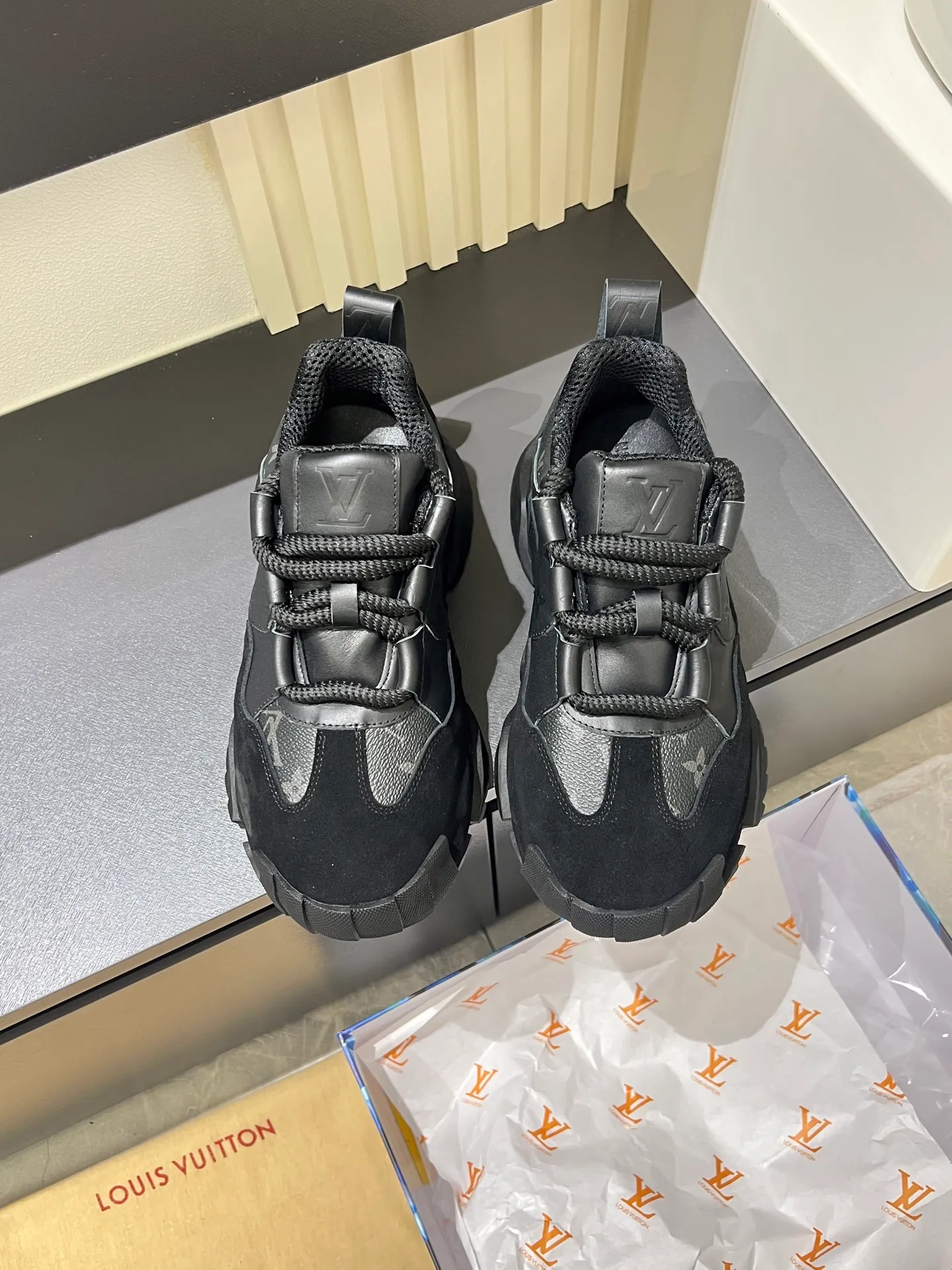 p600 "LOUI* VUITTO*" popular men's casual shoes, genuine development in Italy 💯Purchasing level quality ✔️The upper is made of first-layer cowhide, comfortable and soft sheepskin feet ⚡️ Fashionable and versatile, the toe last shape is firm and full, the soles are made from original LV molds and can be freely entered and exited the counter. Light and comfortable on the feet~Purely handmade, details determine quality! Size:39-44!